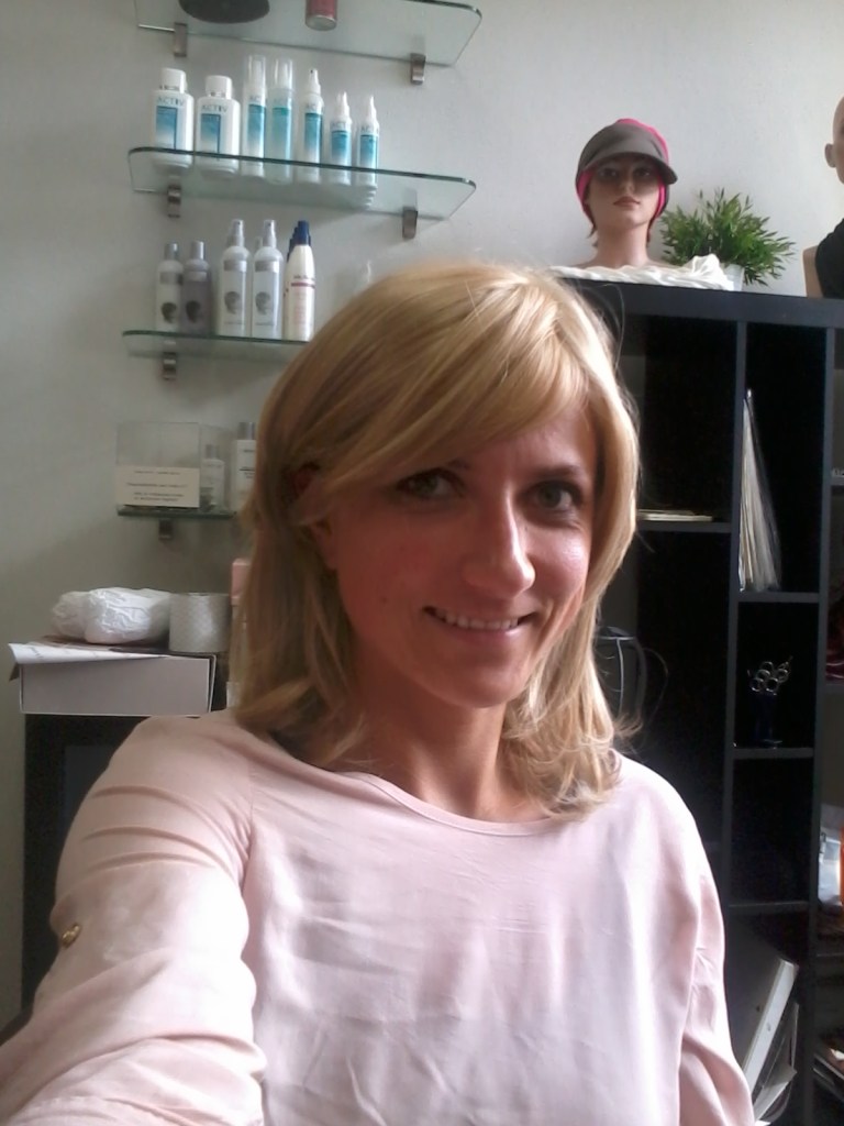 die Anfang Mai 2014: erste Perücke ausprobieren