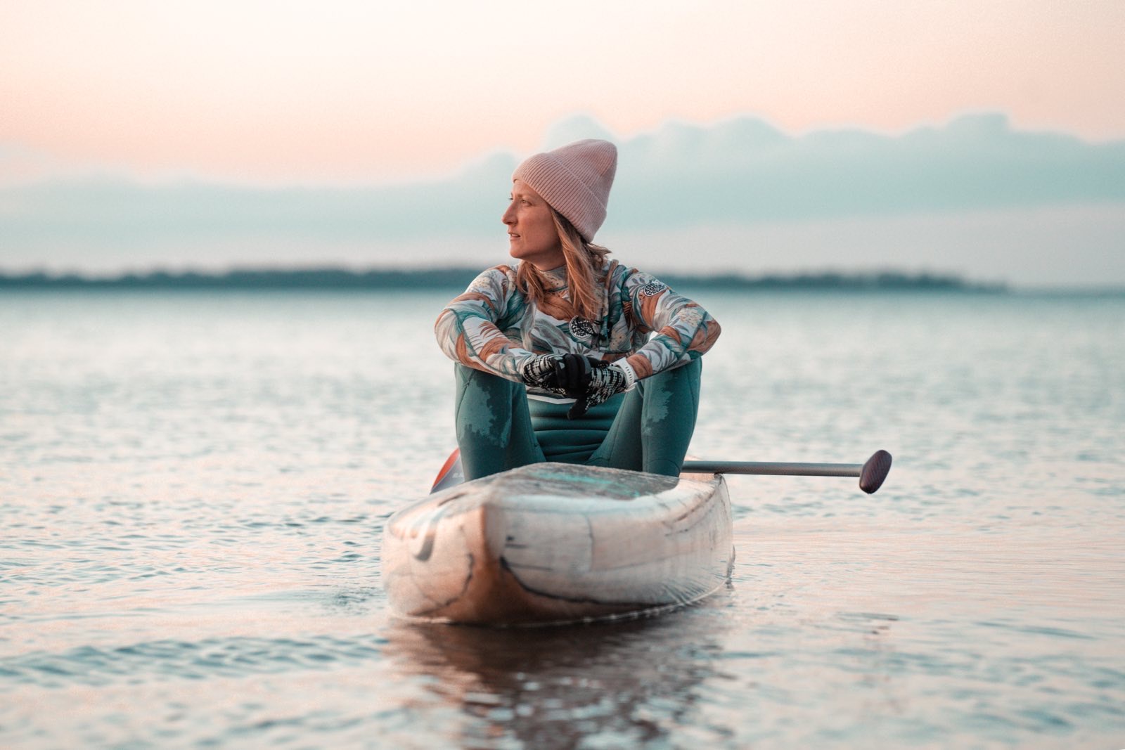 stand up paddeln beim sonnenuntergang am salzhaff