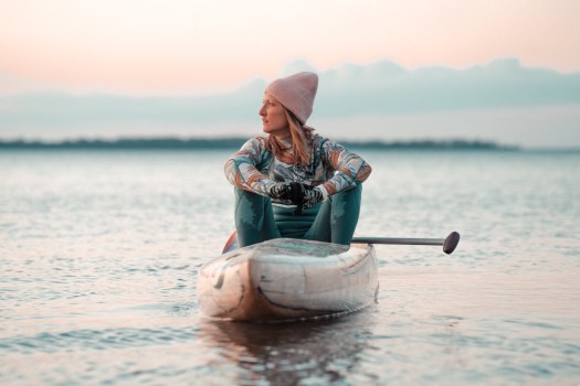 stand up paddeln beim sonnenuntergang am salzhaff