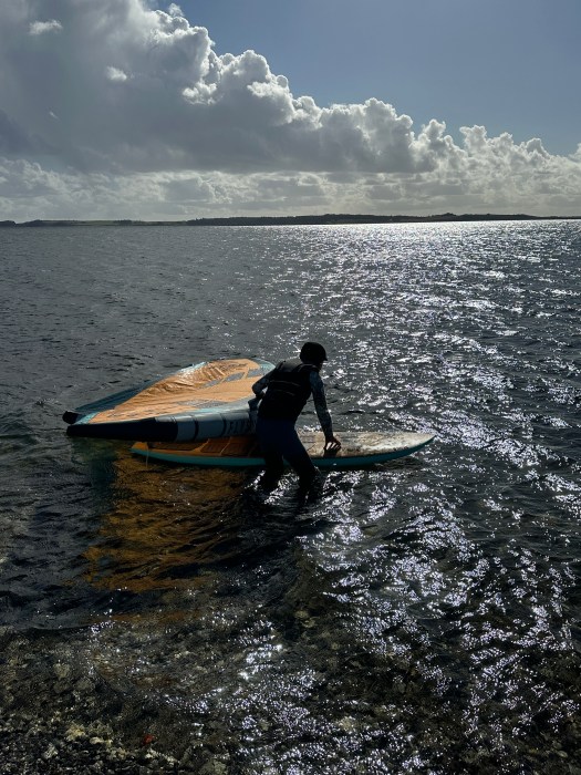 sup wing auf dem Fjord in Dänemark